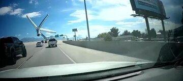 پرتاب پایه یک صندلی به شیشه جلوی خودرو وسط بزرگراه!/ عکس