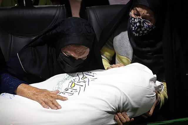 مادر شهید سیدنصرت‌الله صفوی دیده در نقاب خاک کشید