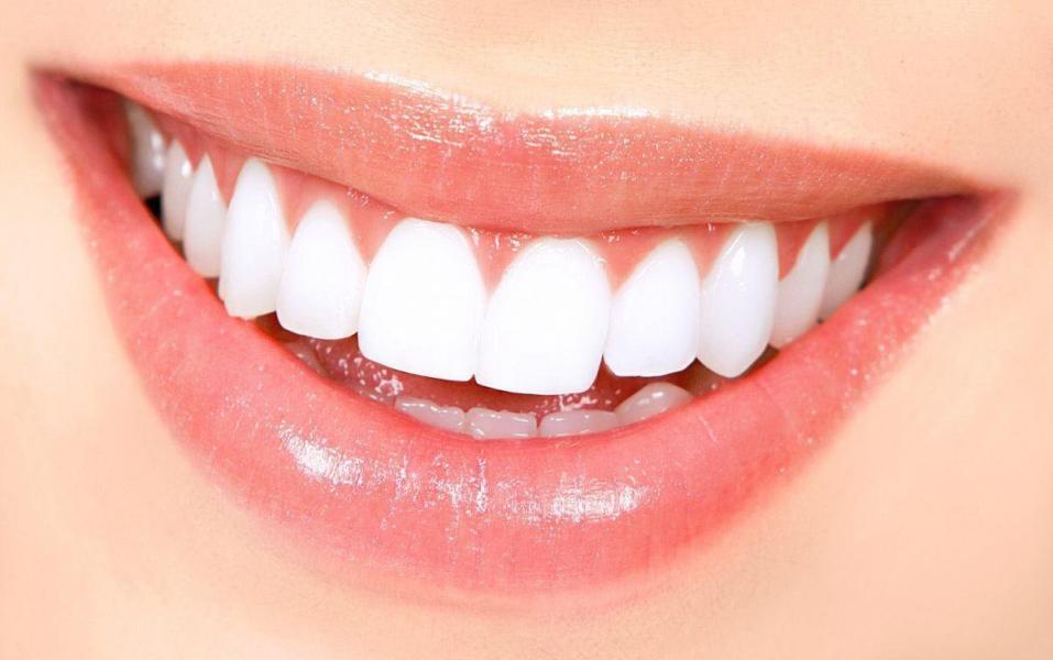 ۵ عادت غلطی که دندانتان را زرد می‌کند