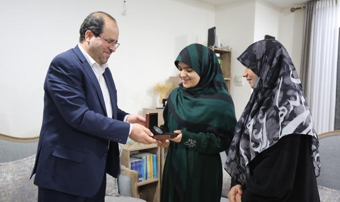 مقیمی مدال نقره‌ای دانشگاه تهران را به همسر و فرزند شهید فرهاد صابر اعطا کرد