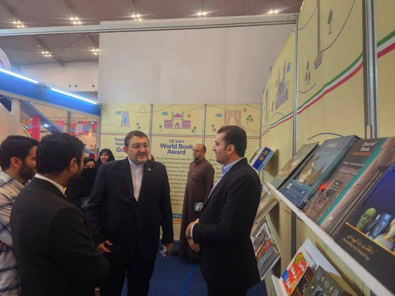 بازدید سفیر جمهوری اسلامی ایران در اندونزی از غرفه ایران/ توجه به بازار کتاب ۴۰۰ میلیون نفری اندونزی