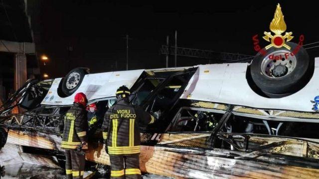 مرگ حداقل ۲۱ نفر در سقوط اتوبوس از پلی در ایتالیا