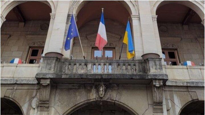 شهردار فرانسوی پرچم اوکراین را پایین کشید