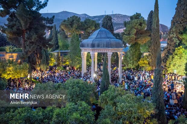 وزیر ارشاد از طرحواره های برگزیده یاد روز حافظ رونمایی کرد