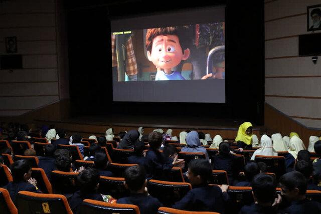 استقبال چشمگیر دانش آموزان ساروی از اکران بچه زرنگ در سینما کانون ساری