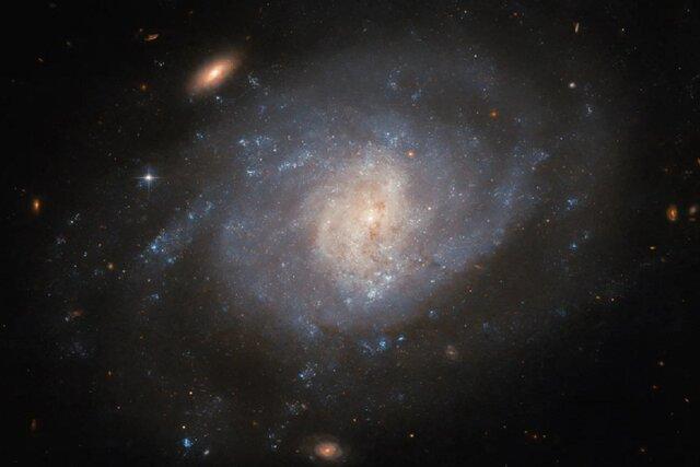 عکس «هابل» از یک کهکشان مارپیچی با گذشته انفجاری