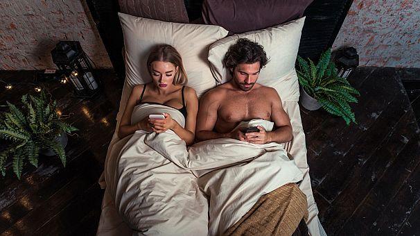 نتایج یک نظرسنجی: از هر ۵ نفر ۱ نفر رابطه جنسی را برای نگاه کردن به گوشی خود قطع کرده است