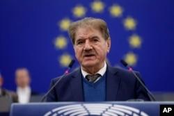 تسلا دو میلیون خودرو را به دلیل تصادفات ناشی از نقص سیستم خودران فراخواند