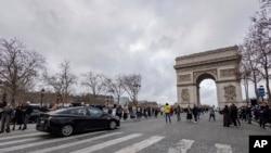 تشدید تدابیر امنیتی در آستانه سال نو در فرانسه؛ ۹۰ هزار افسر پلیس در سراسر کشور مستقر می‌شوند