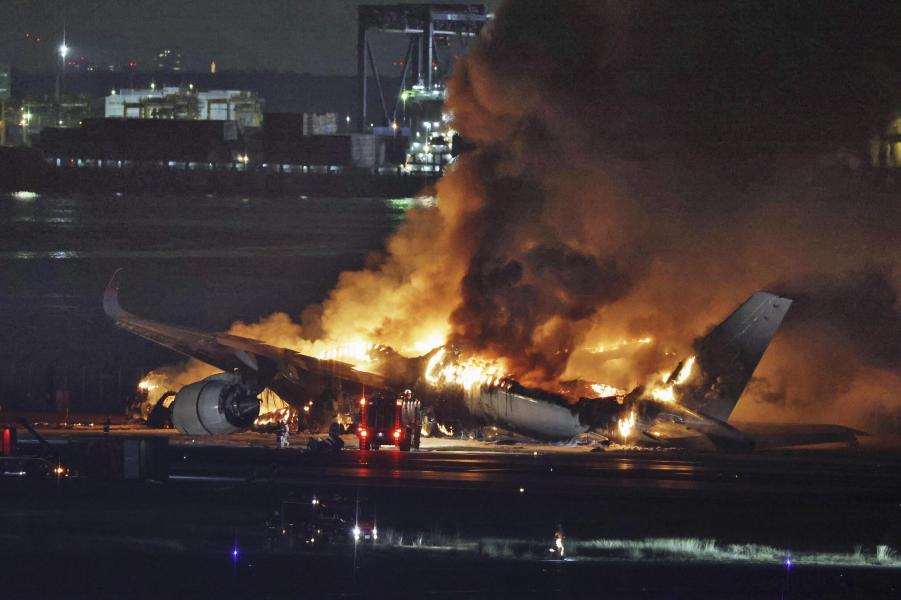 سانحۀ آتش‌سوزی هواپیمای مسافربری در فرودگاه توکیو پنج کشته بر جای گذاشت