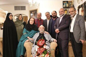 تجلیل و تکریم مدیر عامل صندوق اعتباری هنر از همسر استاد محمد کاسبی/ همیشه حامی و کنار هنرمندان هستیم