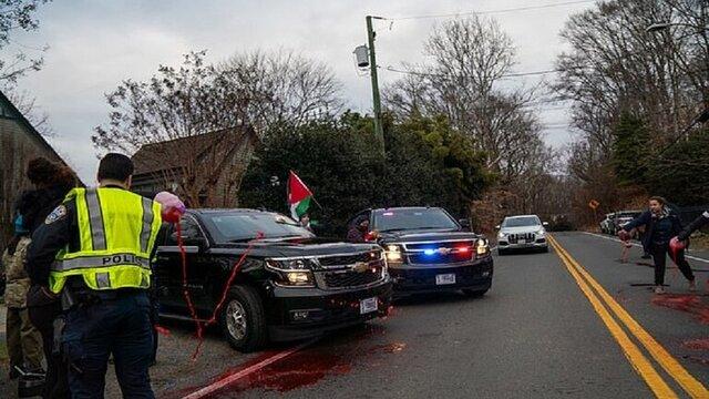 تظاهرکنندگان طرفدار فلسطین رنگ قرمز به خودروی بلینکن پاشیدند