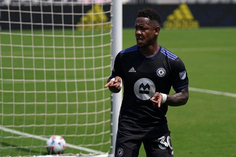 شاگرد تیری هانری خرید تراکتور در خط حمله