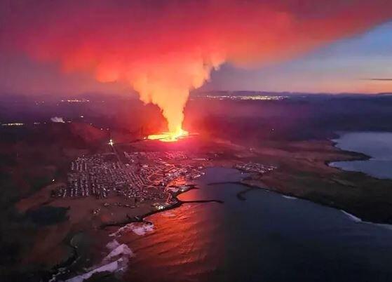فوران آتشفشان در ایسلند و تخلیه یک شهر + فیلم