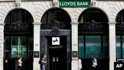 استفاده جمهوری اسلامی از دو بانک بریتانیایی برای دور زدن تحریم‌ها؛ سهام «لویدز و سانتاندر» سقوط کرد