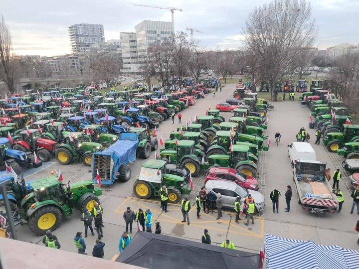 آغاز تمرین کشاورزان لهستانی برای اعتصاب عمومی+ فیلم و عکس