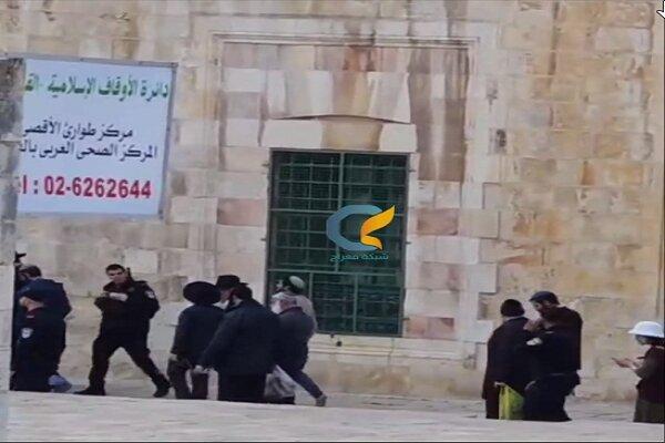 یورش شهرک‌نشینان و نظامیان صهونیست به مسجدالاقصی+ فیلم