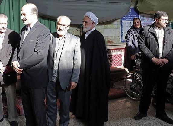 رئیس قوه قضاییه با حضور در مسجد جامع لویزان، آراء خود را به صندوق انداخت