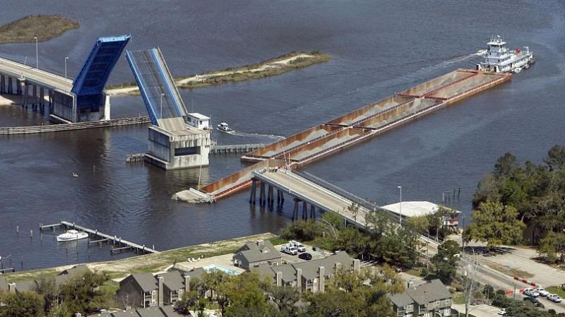 فاجعه‌بارترین سوانح فروریختن پل در ایالات متحده بر اثر برخورد کشتی‌‌ها