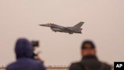 درخواست زلنسکی برای «تحویل سریع جنگنده‌های اف -۱۶» به اوکراین؛ پوتین به غرب هشدار داد