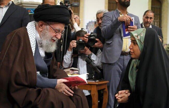 شعر به نقد نیاز دارد، حتی در ویترین سطح یک!