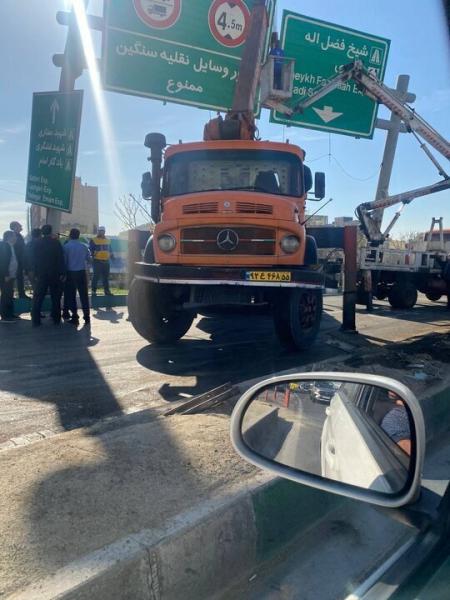 برخورد تانکر حامل مواد نفتی با تابلو