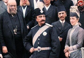 عکس یادگاری ناصرالدین شاه با اولین مجسمه‌اش