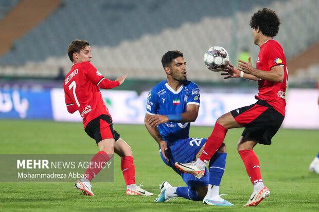 تساوی تراکتور و استقلال درنیمه اول/نمایشی که اثری از فوتبال نداشت