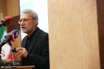 تصویری از چهره متأثر لاریجانی در دیدار با خانواده شهید امیرعبداللهیان