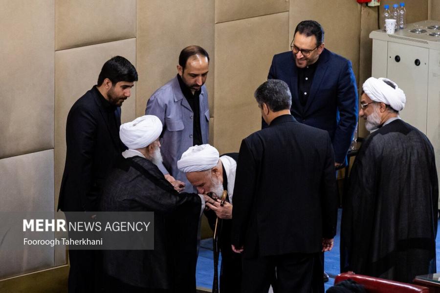 عکس | بوسیدن دست احمد جنتی در حاشیه افتتاحیه مجلس خبرگان