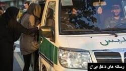 گشت ارشاد در خیابان‌ها همچنان می‌تازد؛ هیچ نامزد انتخابات حکومت هم حاضر به دفاع از آن نیست 