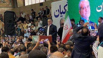 پزشکیان: نباید با بانوان و دختران این سرزمین با چوب و باتوم برخورد کرد/ کاسبان تحریم در ناز و نعمتند، مردم در سختی