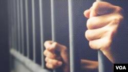 انتقال «تنبیهی» یک زندانی سیاسی به انفرادی و هشدار درباره سلامت یک درویش زندانی