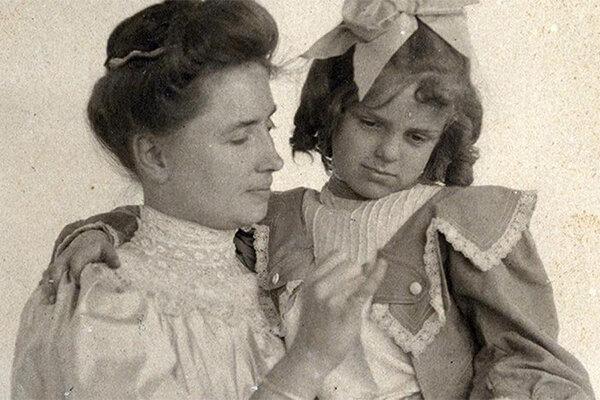 خانواده مانع تربیت دختر نابینا و ناشنوا میشود/ آسیب ترحم بیجا